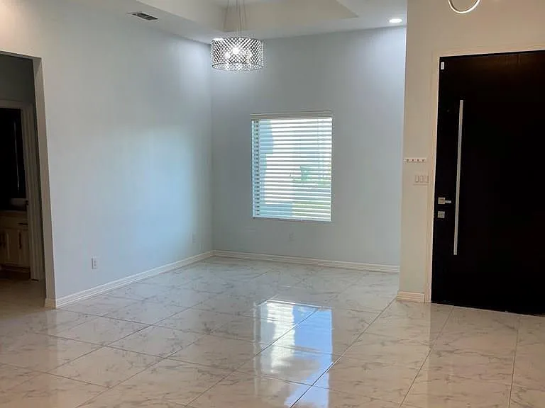2904 Zeb Dr — Photo 2