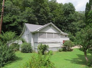 1426 Lotts Creek Rd, Hazard, KY 41701