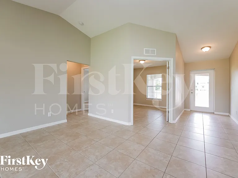2212 NW 9th St — Photo 4