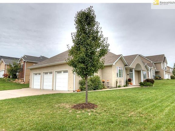 Oversized 3 car garage with 8ft garage doors