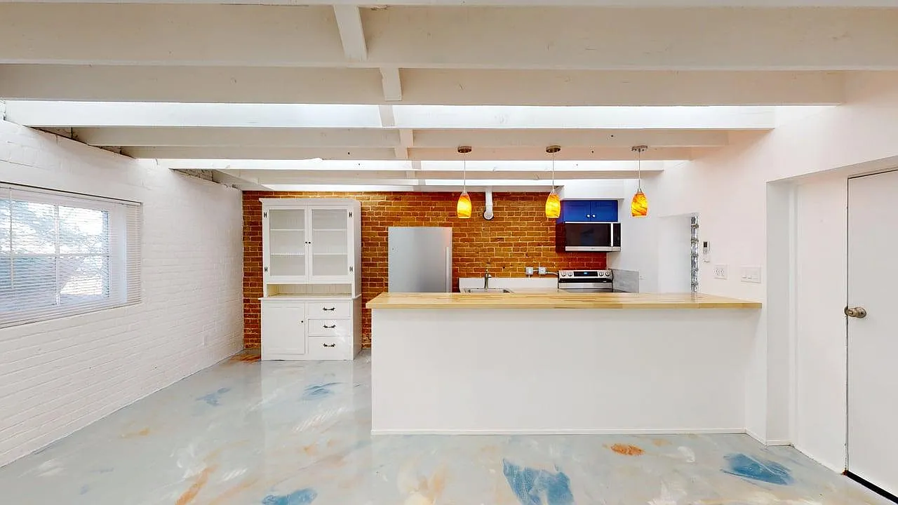 Updated Studio in EDO - Vaulted Ceiling, Great Natural Light — Photo 3