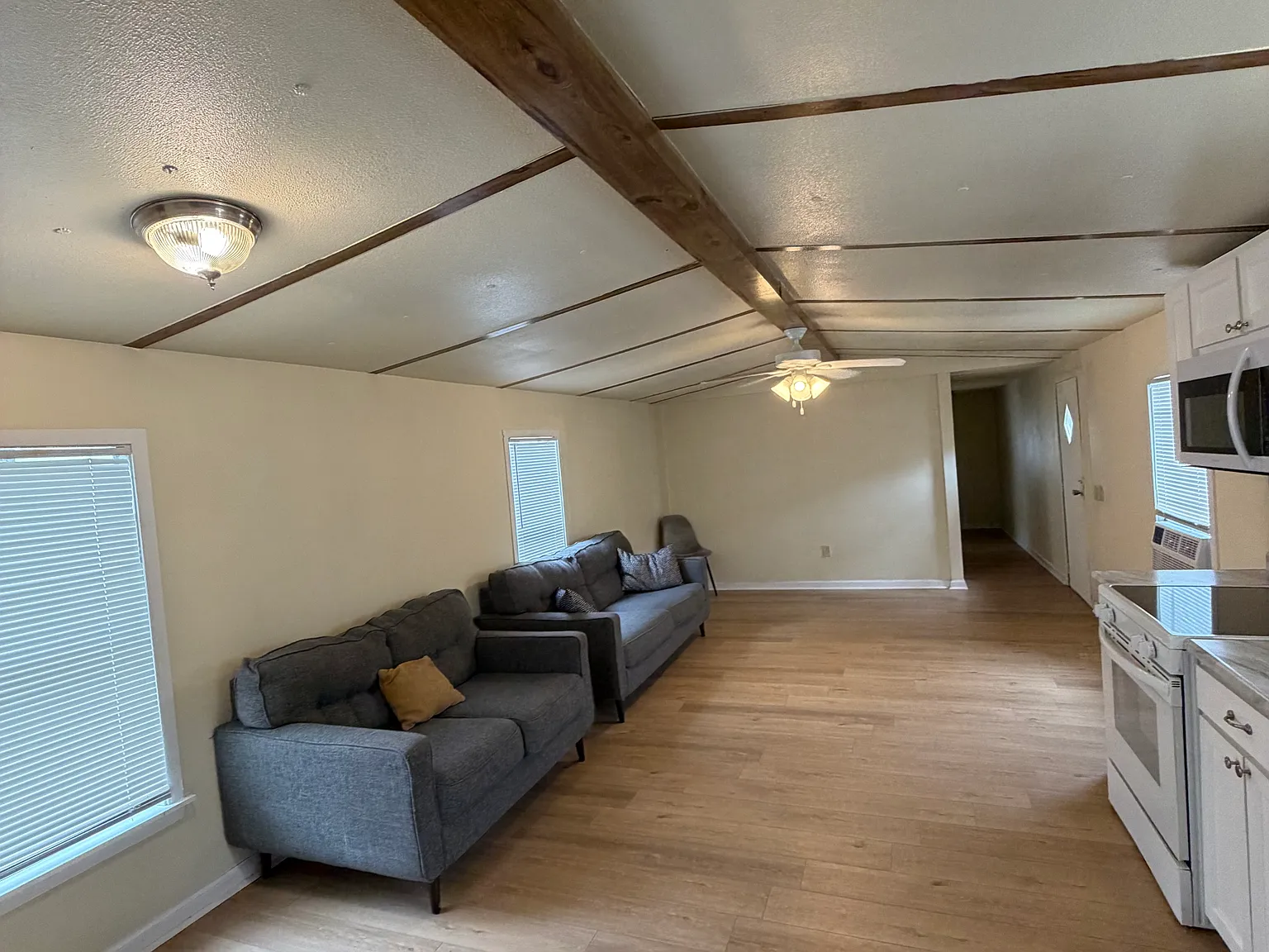 3 bed, $1,400 — Photo 2