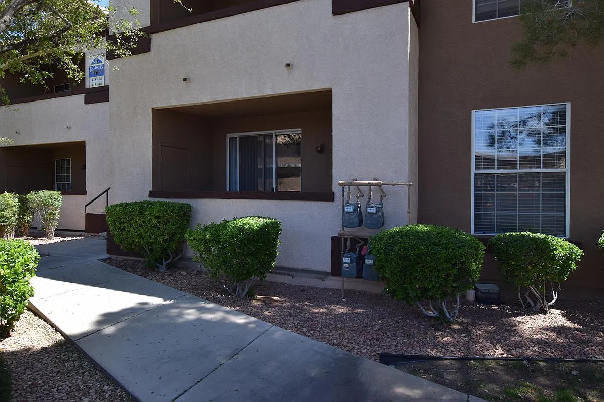 Fantastic, well maintained 2 bedroom condo. — Photo 2