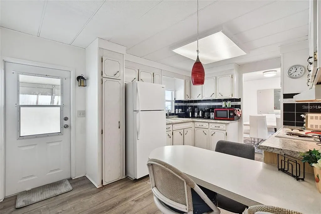 2 bed, 2.0 bath, 1152 sqft, $1,600 — Photo 2