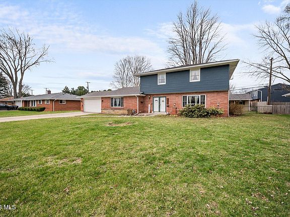 3rd image of 6049 Holliday Dr
