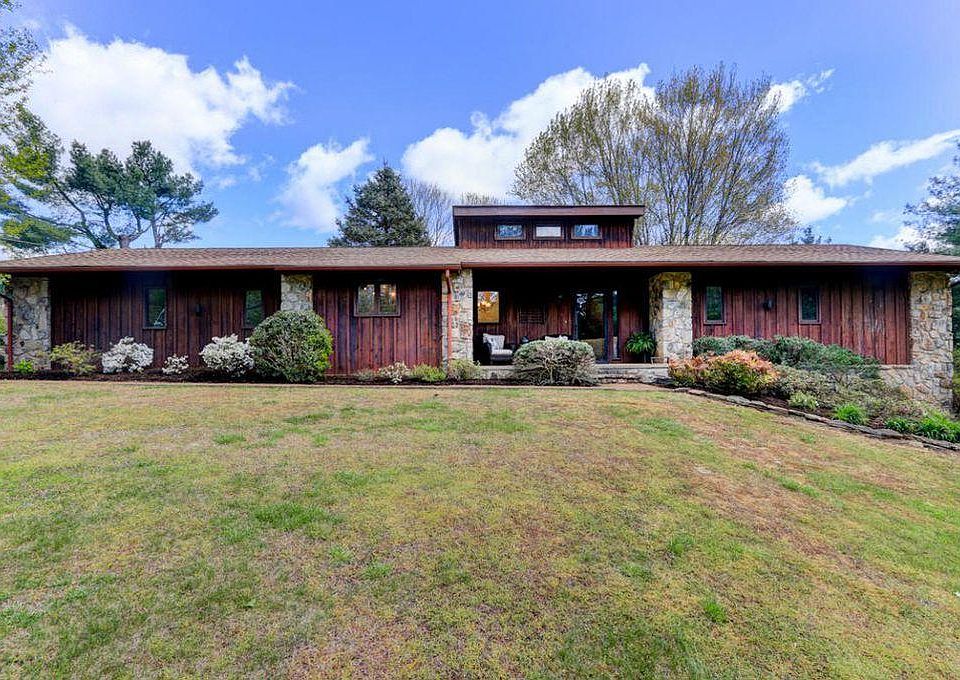 1st image of 1934 Northwood Dr