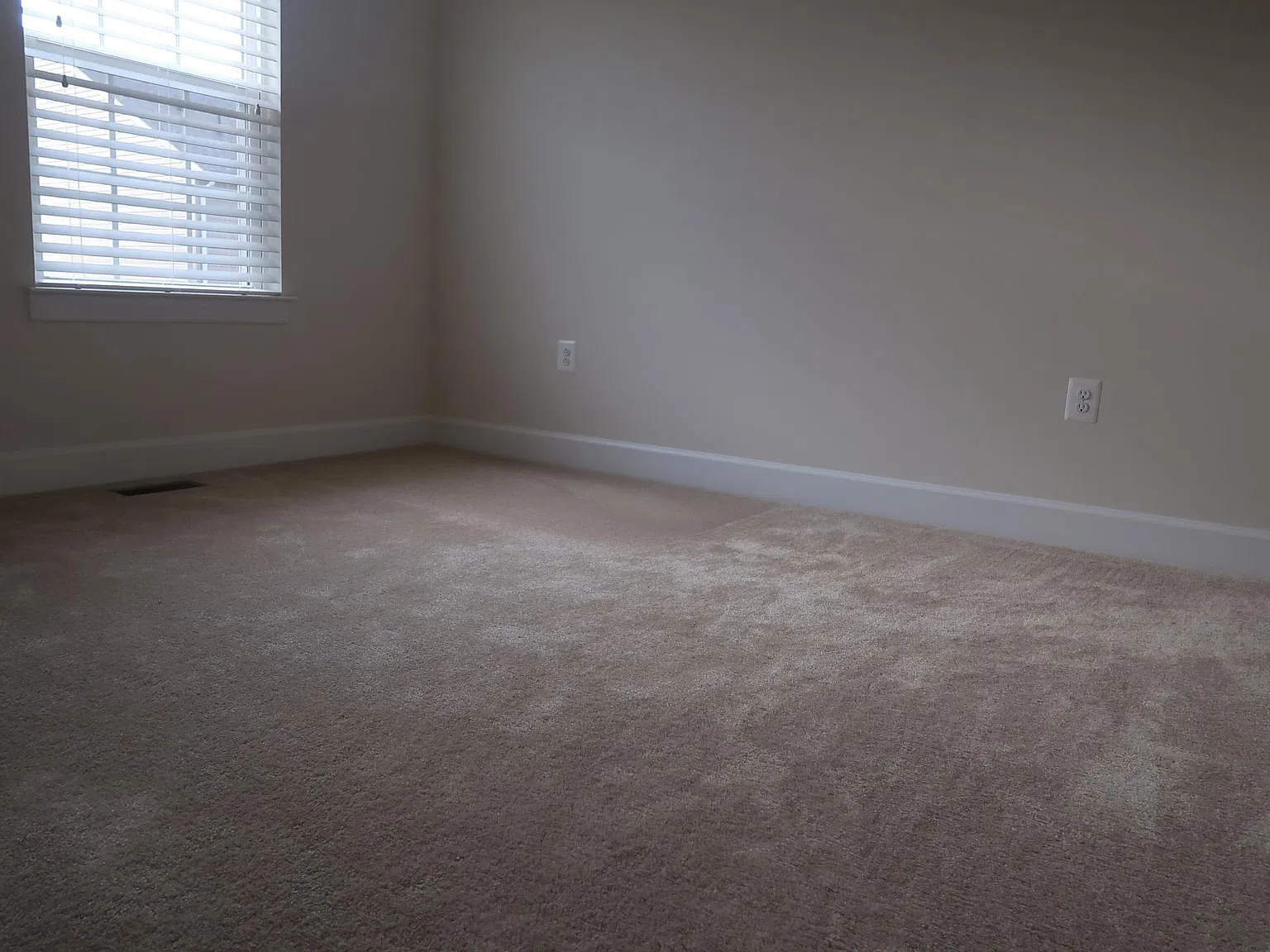 1 bed, 2300 sqft, $1,000 — Photo 3