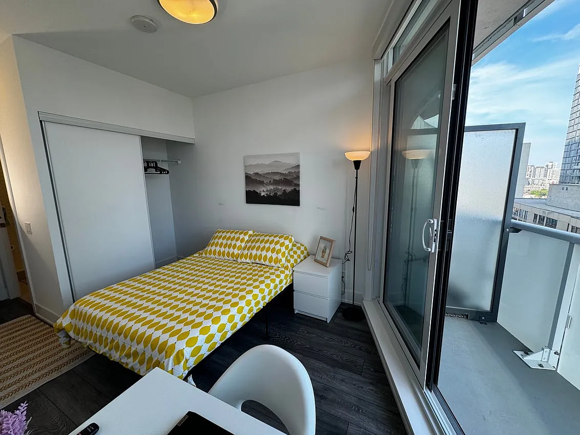 Master Room - Church St & Carlton St — Photo 2