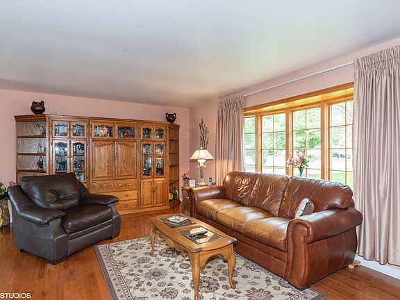 3rd image of 1160 N Millns Ln