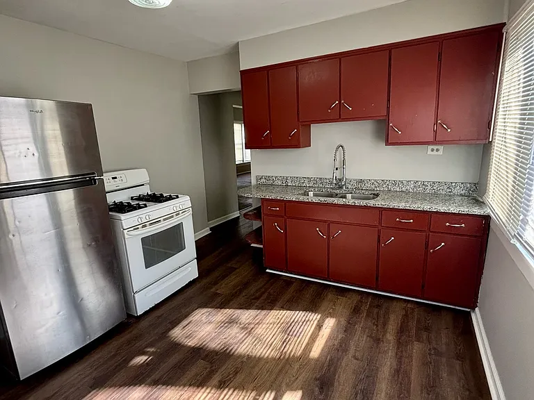 1112 Weller Ave — Photo 3