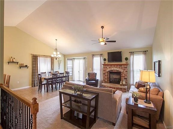 3rd image of 817 Oxford Ct