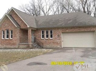 22860 Buttercrest Ave, Southfield, MI 48075