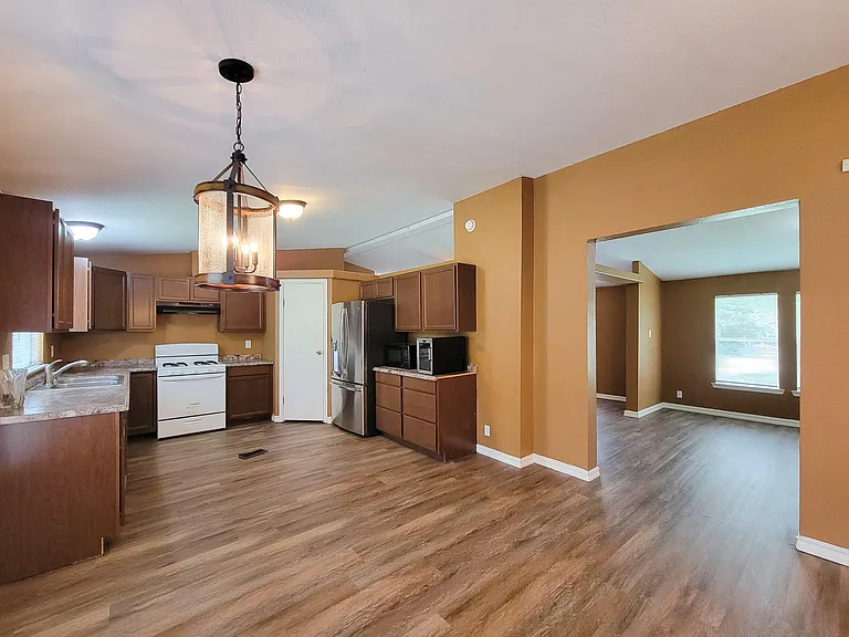 20284 Forest Woods Ln — Photo 14
