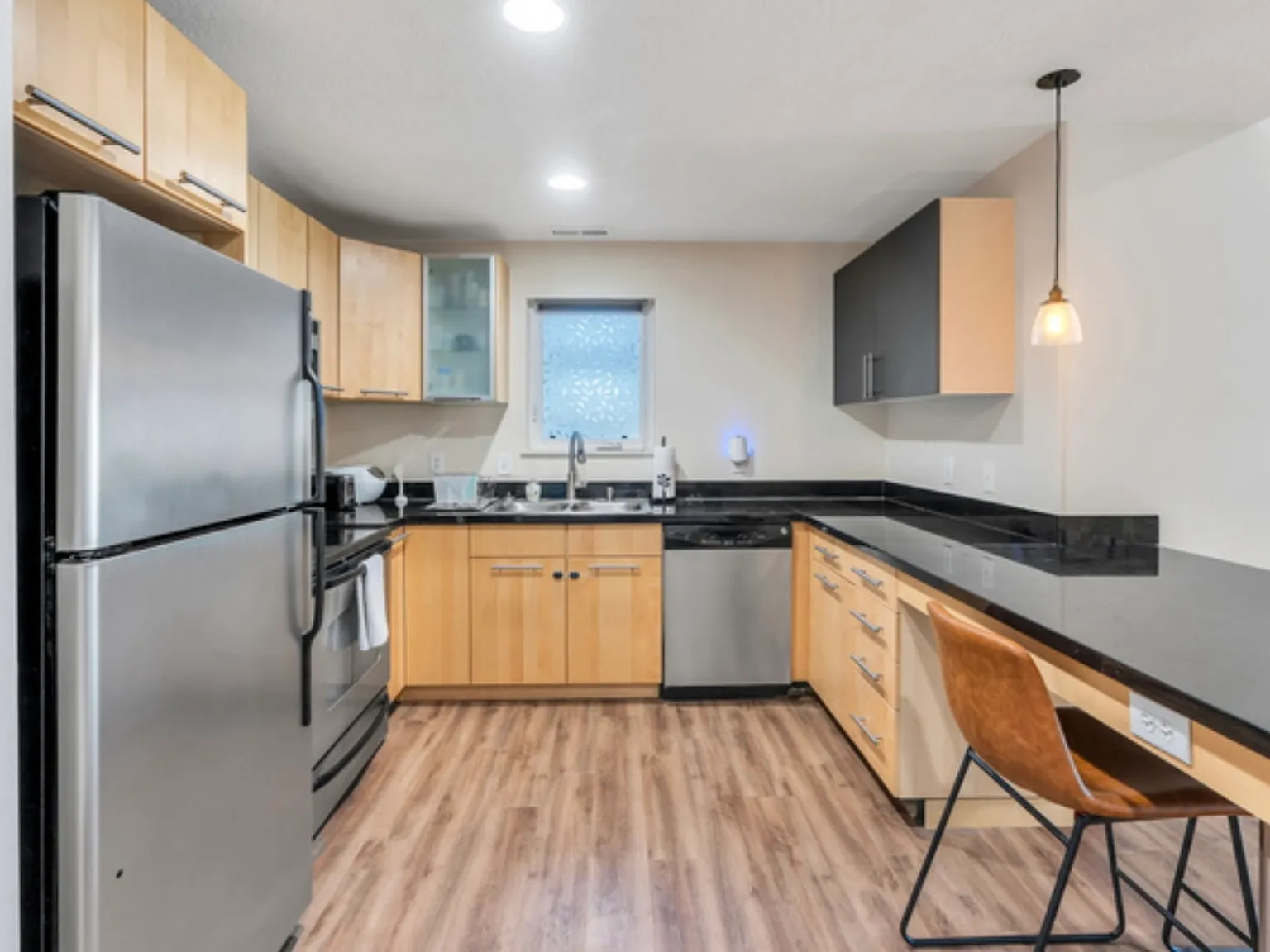 2 bed, 934 sqft, $1,800 — Photo 2