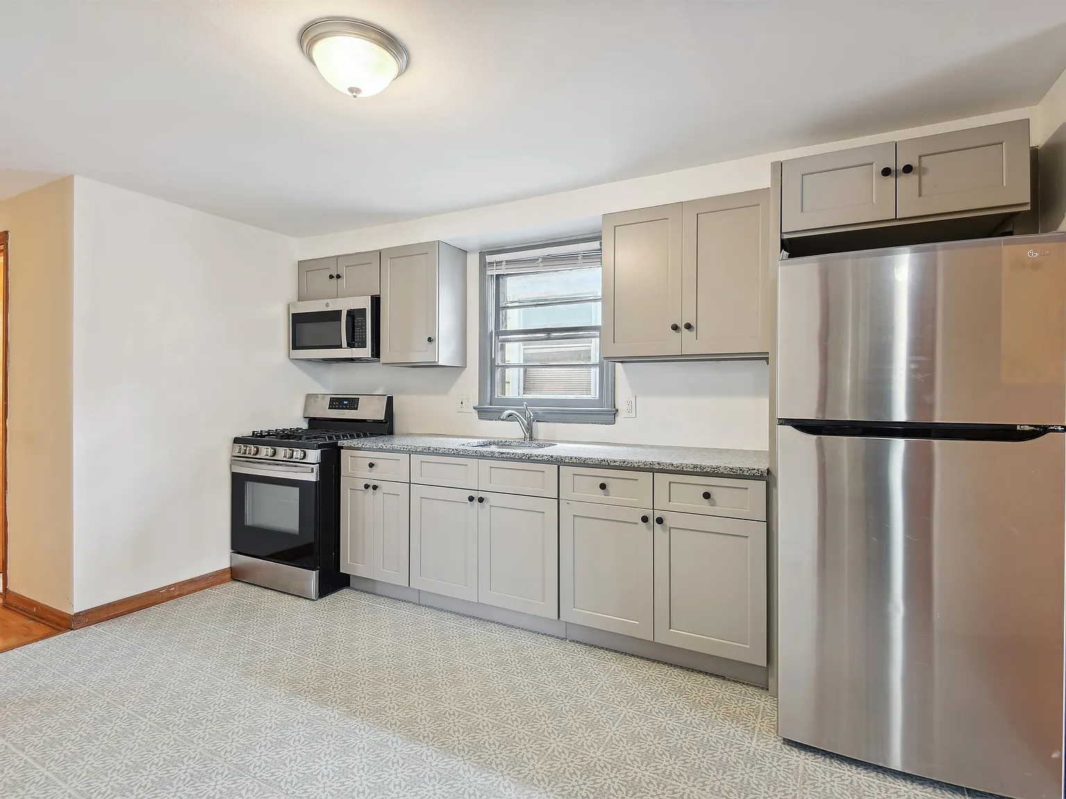 2 bed, 1.0 bath, $2,100 — Photo 4