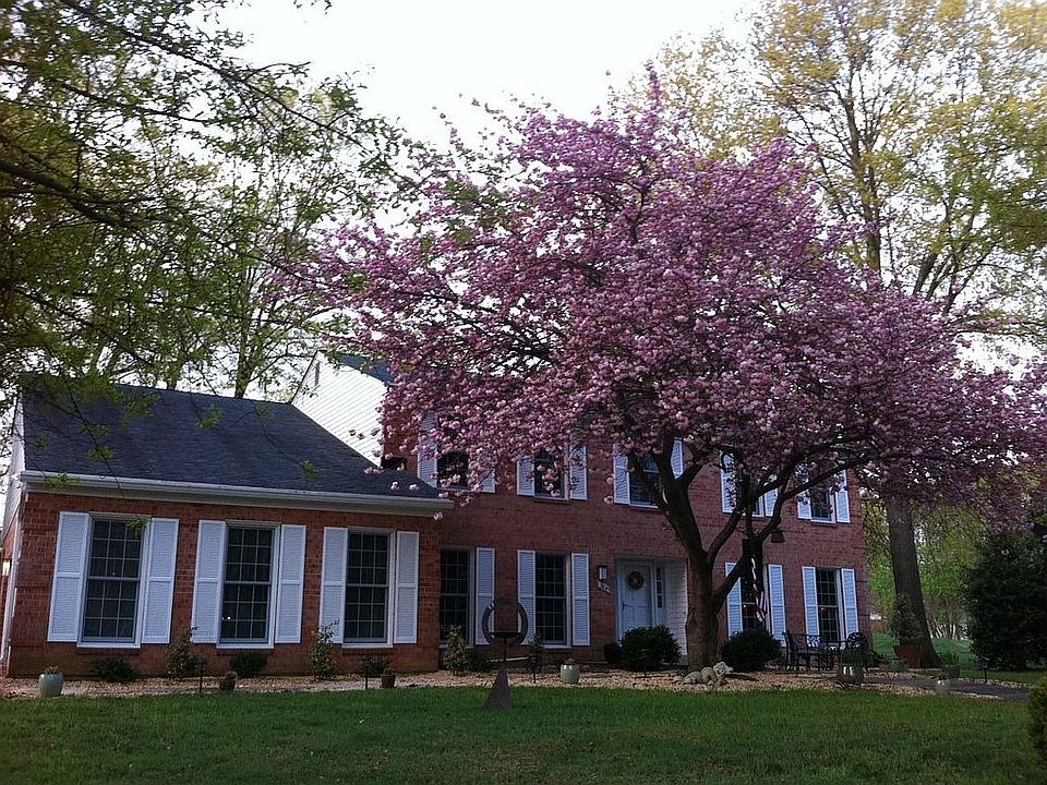 Beautiful Center Hall Col