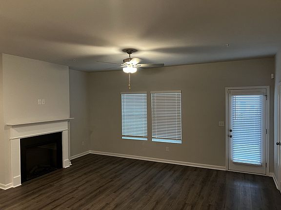 SPACIOUS FAMILY LIVING ROOM