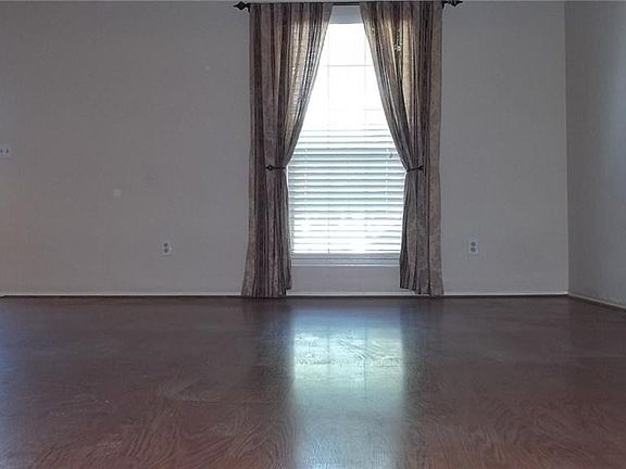 4th image of 842 Nora Ln