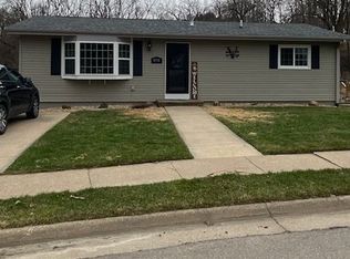 1990 Amelia Dr, Dubuque, IA 52001