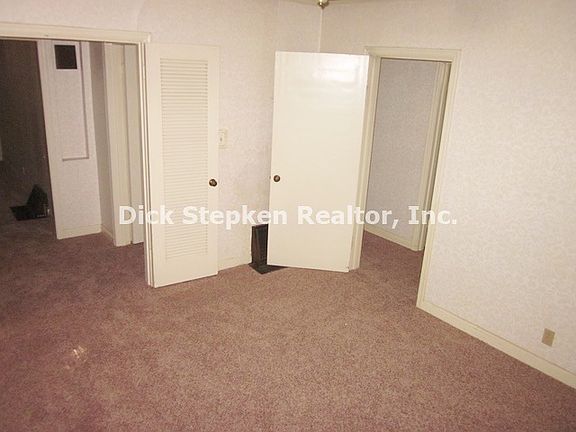 3rd image of 849 W Mariposa Ave