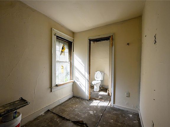 4th image of 728 Center Hill Ave NW