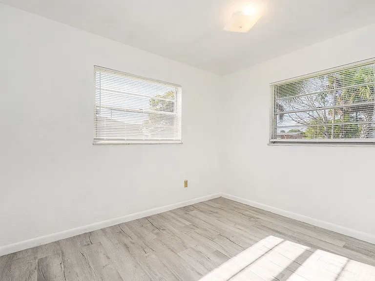 557 Cox St — Photo 14