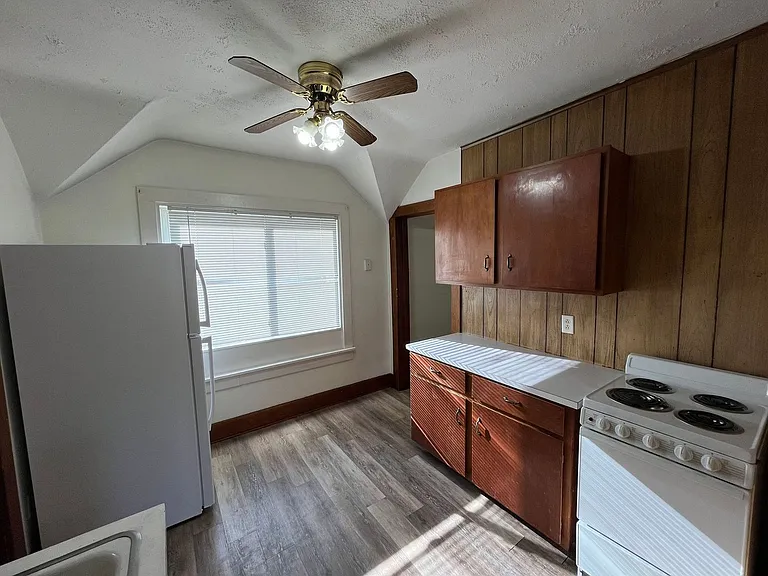 725 Werle Ave — Photo 2