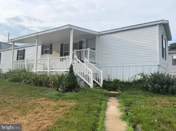 5 Sunrise Dr, Hershey, PA 17033