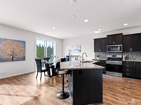 4th image of 1014 32nd Street NW