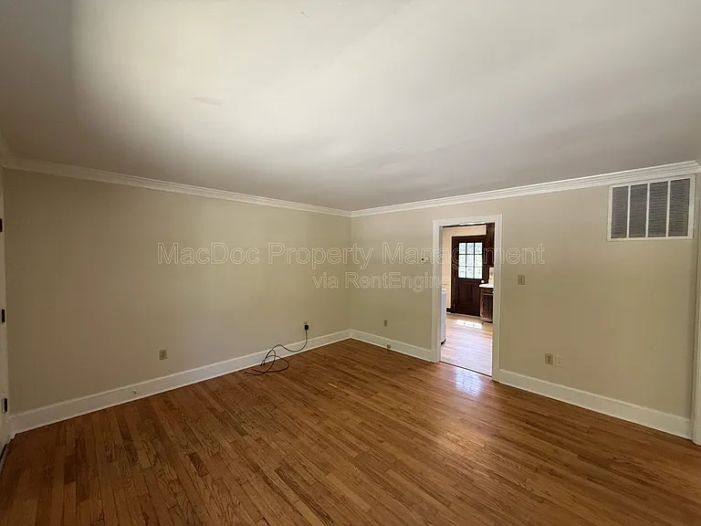 216 W Broaddus Ave — Photo 3