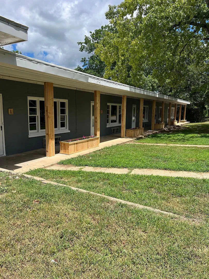 809 Shadow Rock Dr — Photo 1