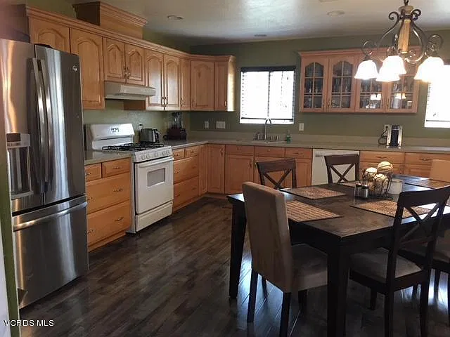 3 bed, 2.0 bath, 1350 sqft, $3,500 — Photo 4
