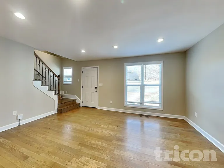 1026 Chelsea Dr — Photo 2