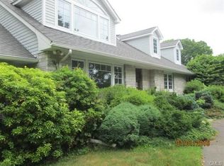 27 Inwood Rd, Woodbridge, CT 06525