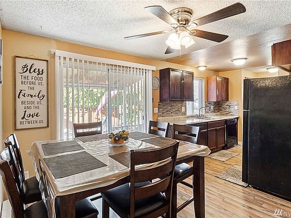 Nice eat-in spot for a table & chairs. Slider out to the yard too!