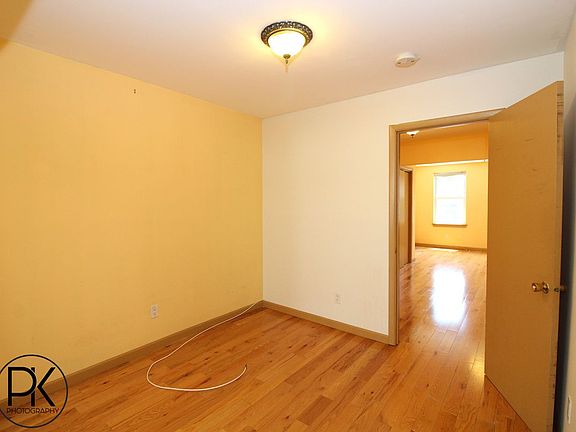 5th image of 221 Calyer St APT 2R
