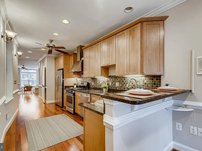 130 W Ostend St — Photo 8