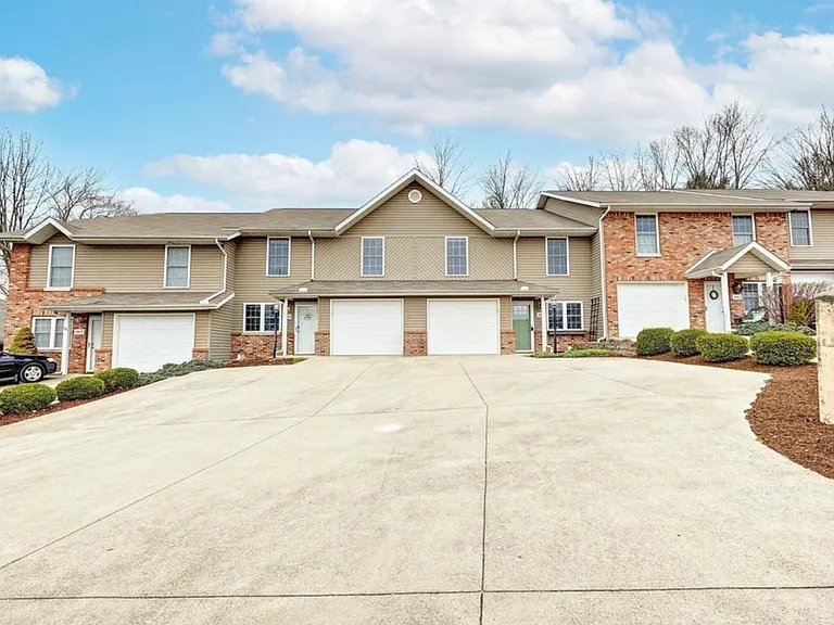 3821 S Cramer Cir — Photo 2