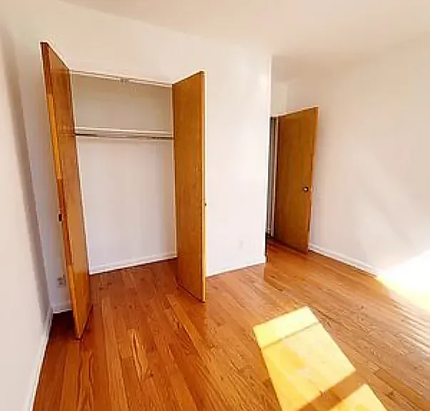 206 E 10th St #5V — Photo 3