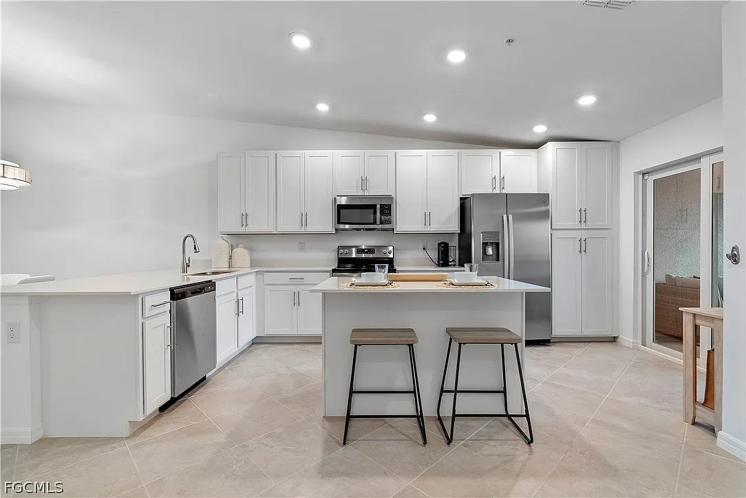 2 bed, 2.0 bath, 1355 sqft, $5,500 — Photo 4