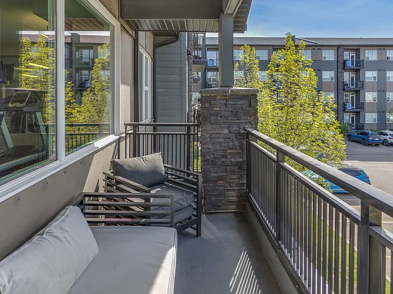 235 Willis Cres — Photo 7