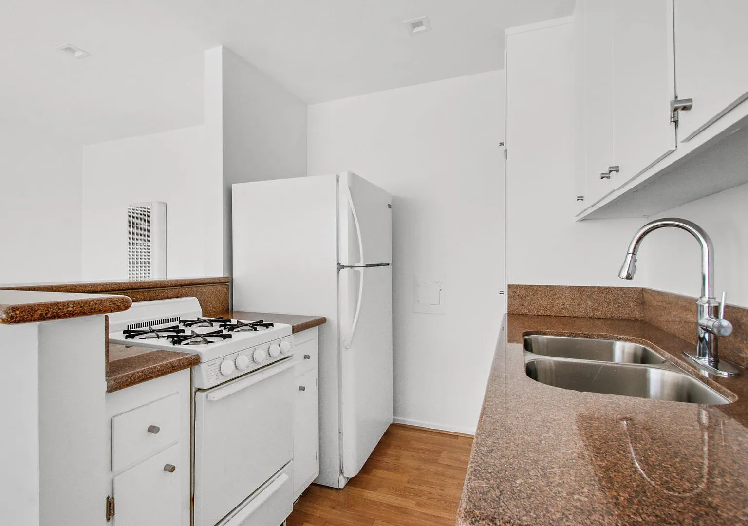 519 Hill St in Santa Monica! Steps to Main St and the beach! — Photo 4