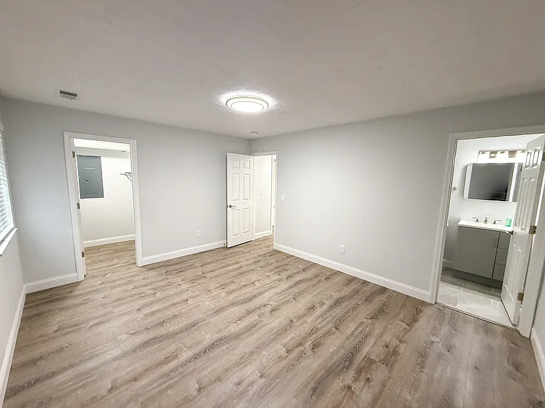 400 Sherwood Green Ct #400 — Photo 6