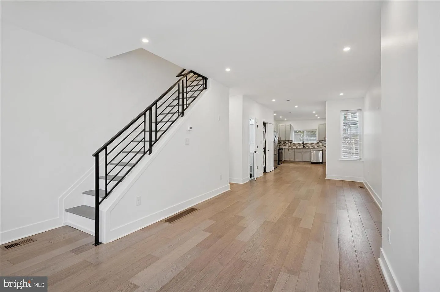 3 bed, 3.0 bath, 1300 sqft, $2,100 — Photo 1