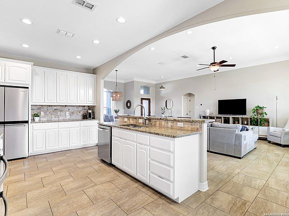 3rd image of 124 PARKRIDGE CIR