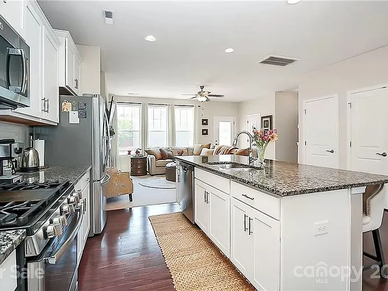 1502 Sharon Rd W — Photo 32