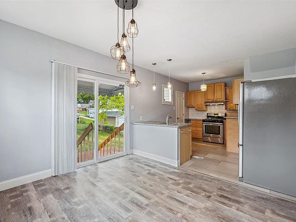4th image of 221 Roberta Ave