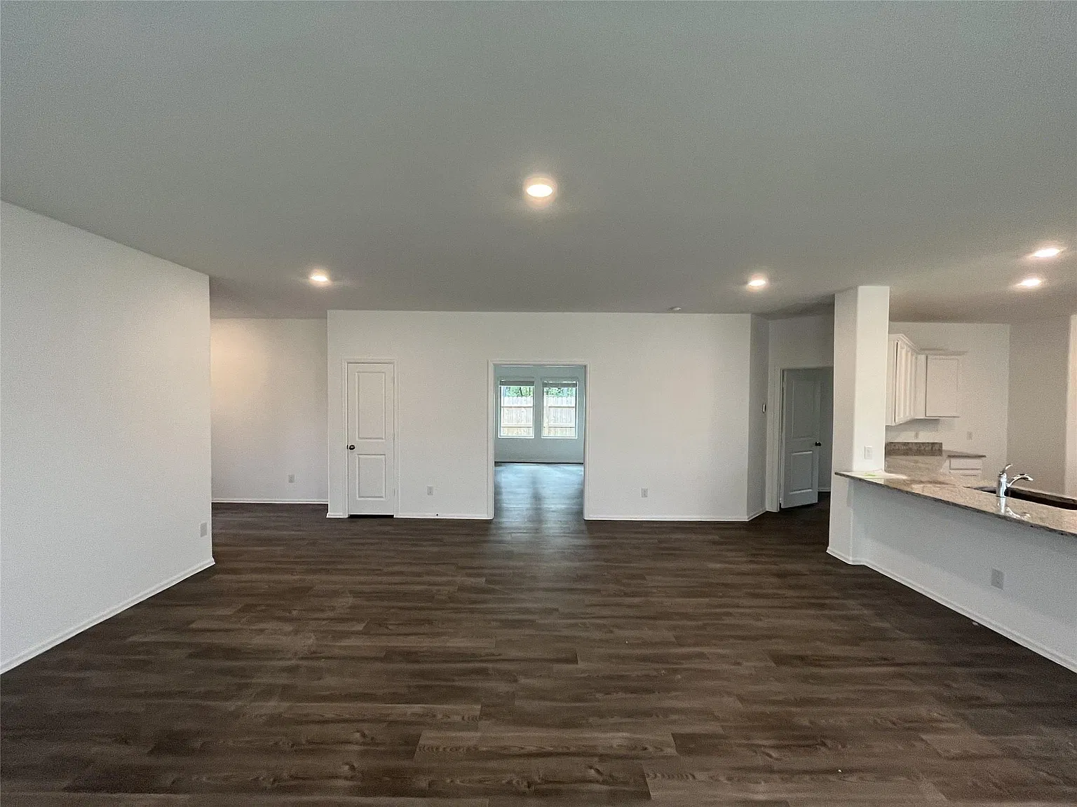 3 bed, 2.0 bath, 2086 sqft, $2,050 — Photo 2
