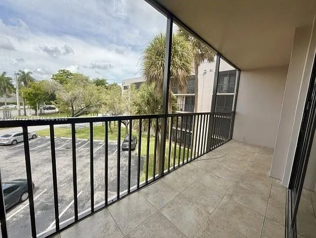 8700 SW 133rd Avenue Rd #302 — Photo 9