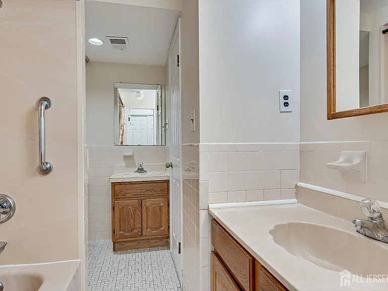 906 Montague Ave — Photo 15